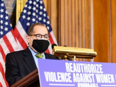 Jerry Nadler is wearing a mask and speaking from a podium.